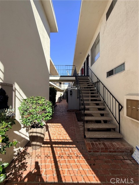 1522 S Centinela, Los Angeles CA: https://media.crmls.org/medias/f9b51632-46f2-461c-8274-d9d035714b09.jpg