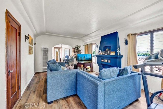 2184 Cedar Avenue, Long Beach CA: https://media.crmls.org/medias/f9b81741-0ea4-41e9-97d6-b5e69e70ebd0.jpg