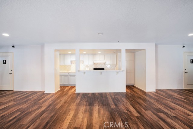 10201 Mason Avenue, Chatsworth CA: https://media.crmls.org/medias/f9b828c5-77a2-49ad-8482-7936afcae298.jpg