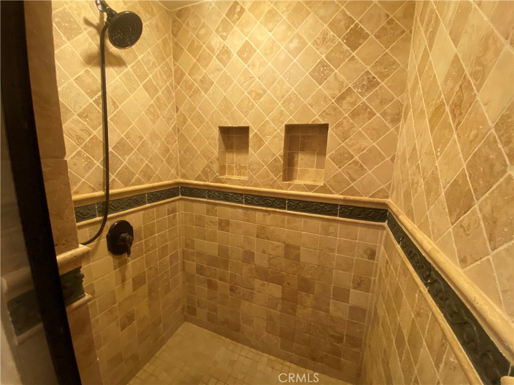 https://media.crmls.org/medias/f9b8ad5f-2c79-4df9-bb1d-d187fae42f4f.jpg?preset=X-Large