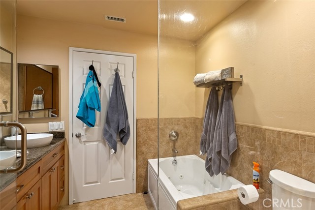 Detail Gallery Image 13 of 37 For 200 Pacific Coast Hwy #320,  Huntington Beach,  CA 92648 - 2 Beds | 2 Baths