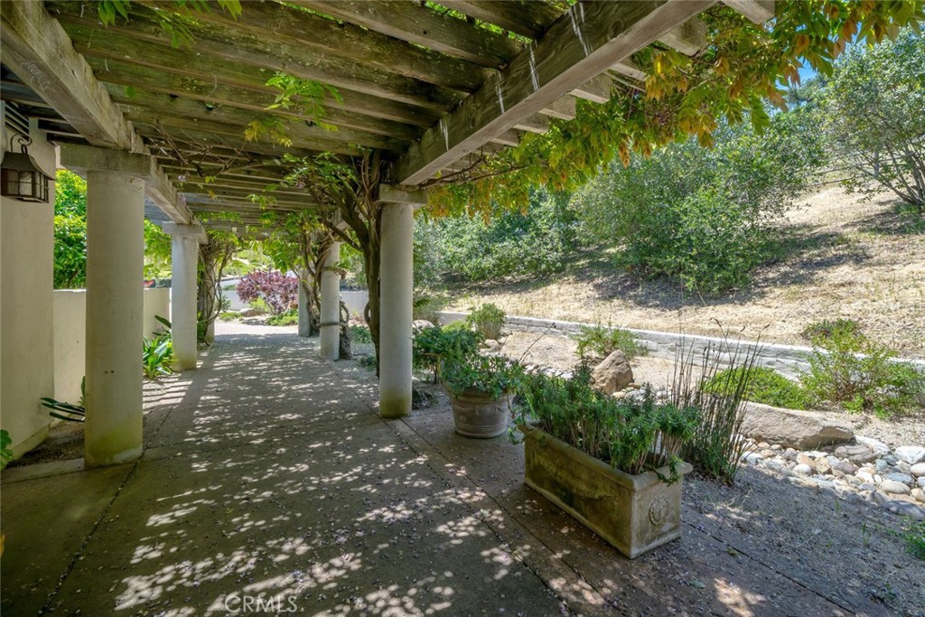 https://media.crmls.org/medias/f9bccb9a-4f0d-46fb-a3a0-183cbd4dac2e.jpg?preset=X-Large