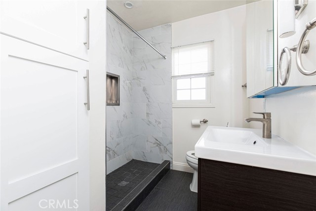 4135 Warner Boulevard, Burbank CA: https://media.crmls.org/medias/f9bd596b-576f-43f1-9dbf-bf2659158d97.jpg