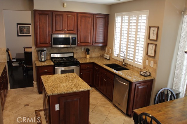 1338 Coral Gables Circle, Corona CA: https://media.crmls.org/medias/f9bdc181-4ba7-4e27-b08c-431a0558229e.jpg