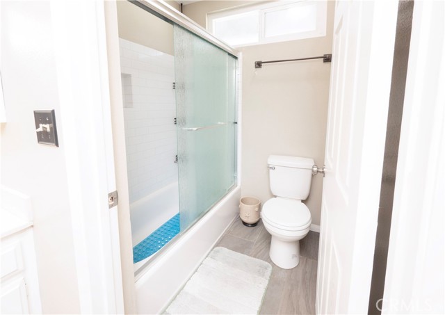 Detail Gallery Image 28 of 39 For 12334 Chandler #C,  Valley Village,  CA 91607 - 2 Beds | 2 Baths