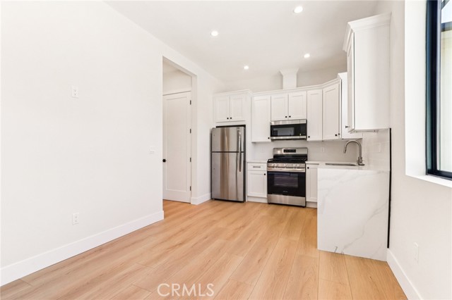 Detail Gallery Image 23 of 72 For 8006 Lloyd Ave, North Hollywood,  CA 91605 - 7 Beds | 6 Baths