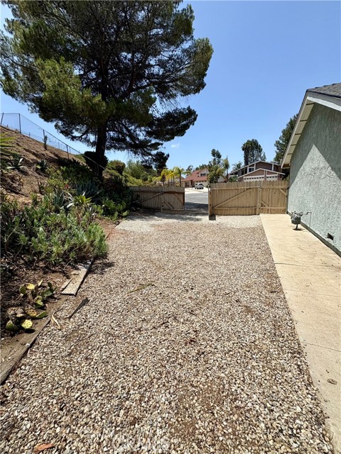 3050 Wildwood Avenue, Thousand Oaks CA: https://media.crmls.org/medias/f9c40af5-90f2-4b3f-9582-4fc674a8386f.jpg