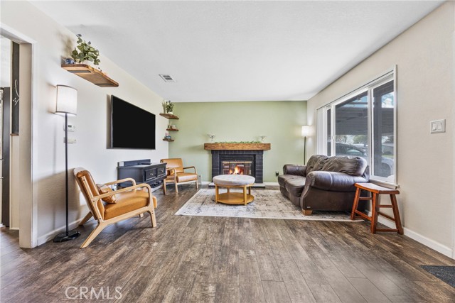 8975 Driftwood Dr, Riverside CA: https://media.crmls.org/medias/f9c429a0-8244-4eda-af1a-d41d3687056b.jpg