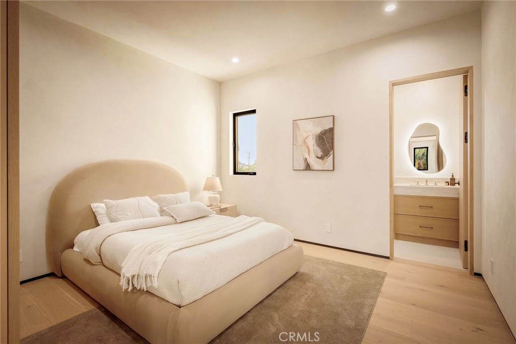 https://media.crmls.org/medias/f9c4f67f-b94e-4673-9774-80983ffc6c7d.jpg?preset=X-Large