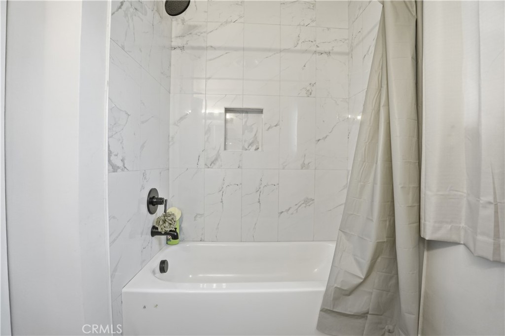 https://media.crmls.org/medias/f9c5d830-b393-4fe9-a6eb-07383edb152a.jpg?preset=X-Large
