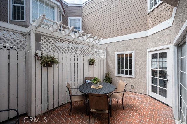 2006 Aviation Way, Redondo Beach CA: https://media.crmls.org/medias/f9c8865b-25ce-4fac-9f70-649ab054e2e0.jpg