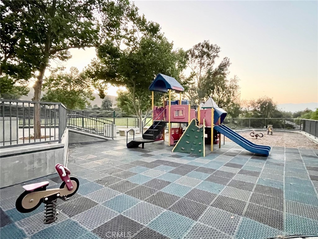 https://media.crmls.org/medias/f9cc0365-620f-42f6-802a-f4be9ffcb6d8.jpg?preset=X-Large