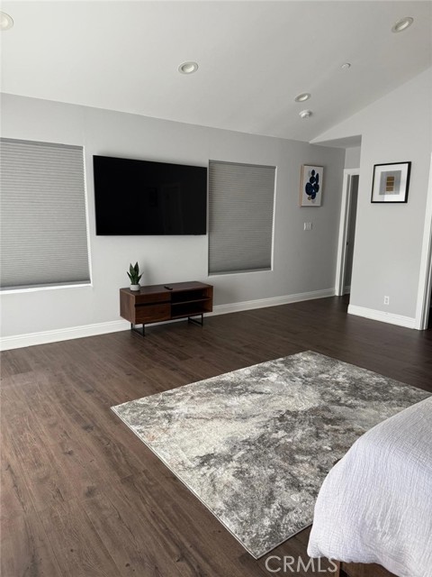 22237 Buena Ventura Street, Woodland Hills CA: https://media.crmls.org/medias/f9cc3ad7-5113-41dd-958a-65b2354c9673.jpg