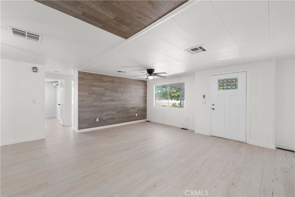 https://media.crmls.org/medias/f9d0d28e-e071-4221-bc24-dbc805068a26.jpg?preset=X-Large