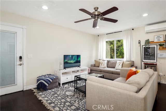2114 India Street, Los Angeles CA: https://media.crmls.org/medias/f9d18a5a-ebca-42d1-a464-e086382d94d8.jpg
