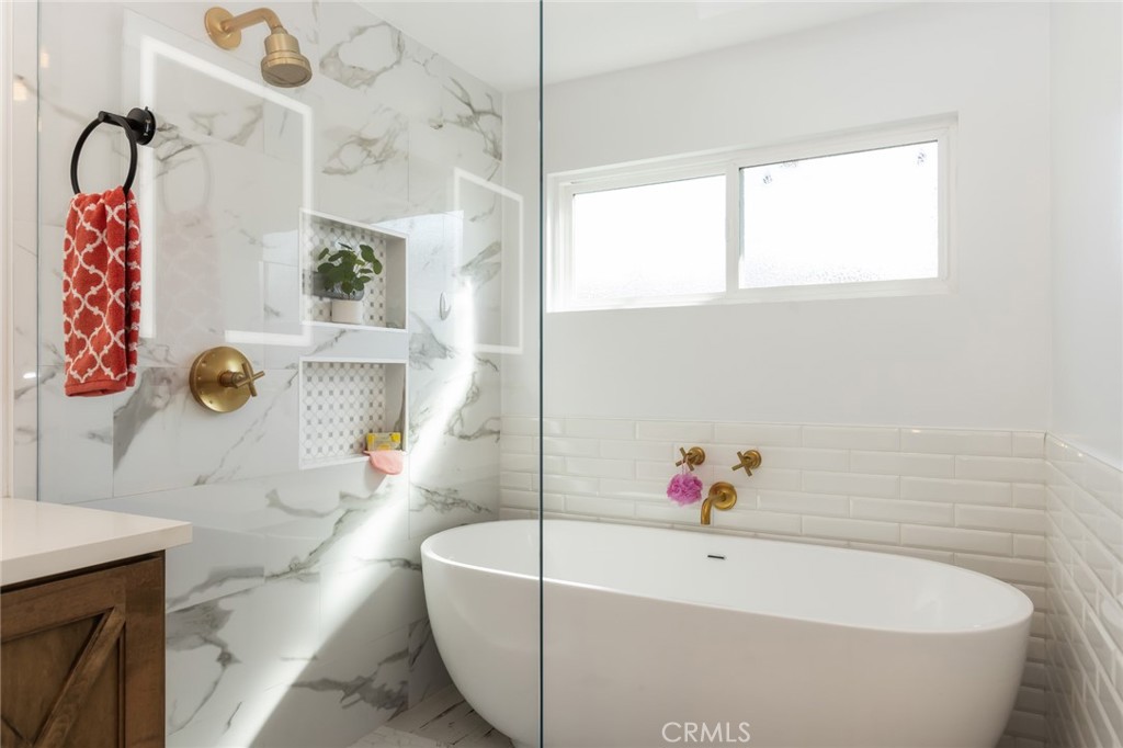 https://media.crmls.org/medias/f9d24683-4e39-4d2c-9439-403a5f564726.jpg?preset=X-Large