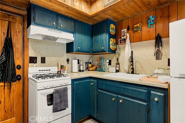 Detail Gallery Image 14 of 29 For 32135 West Dr, Running Springs,  CA 92382 - 2 Beds | 2 Baths