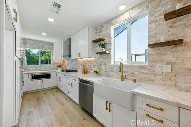 Detail Gallery Image 5 of 16 For 13021 Killion St, Sherman Oaks,  CA 91401 - 3 Beds | 2/1 Baths