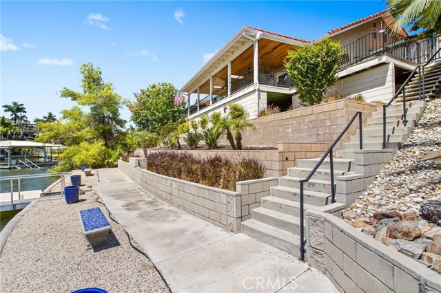 30201 Spray Drive, Canyon Lake CA: https://media.crmls.org/medias/f9d6acfb-066e-48fd-8212-0aae2421dec5.jpg