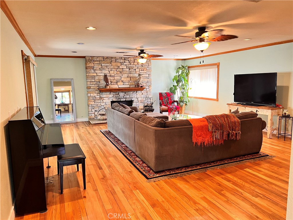https://media.crmls.org/medias/f9d79bf6-7e1e-4831-be89-9a55cea5f904.jpg?preset=X-Large