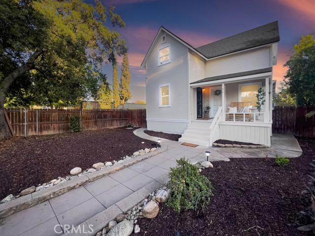 Detail Gallery Image 1 of 30 For 818 E Colton Ave, Redlands,  CA 92374 - 4 Beds | 2 Baths