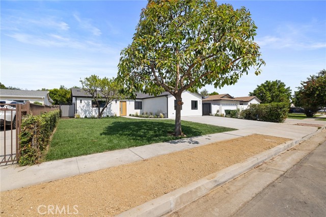 8840 Valjean Avenue, North Hills CA: https://media.crmls.org/medias/f9d8921a-58f8-4963-a024-280aada6e0b6.jpg