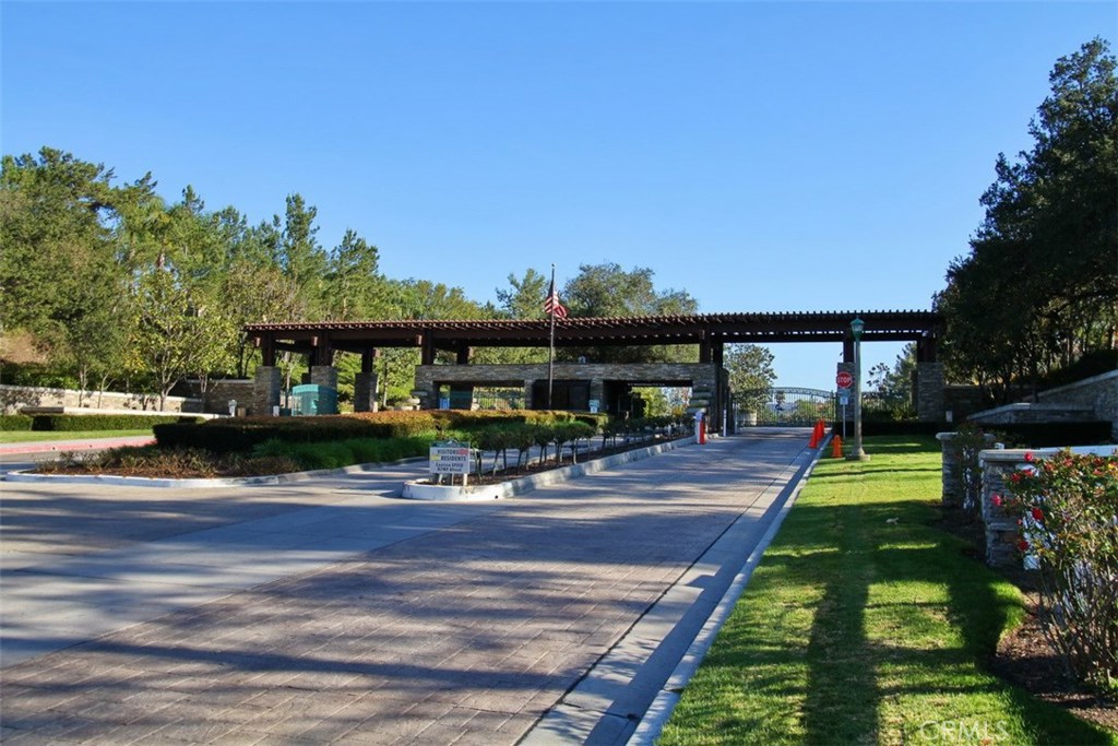 https://media.crmls.org/medias/f9daefbb-79b7-4e53-8e96-32726f1b3686.jpg?preset=X-Large