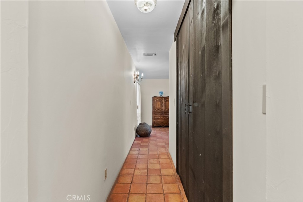 https://media.crmls.org/medias/f9db3b21-51e4-42e1-94fd-7a6b43da44e4.jpg?preset=X-Large