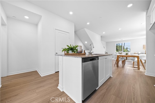 Detail Gallery Image 3 of 28 For 9423 N Sepulveda Blvd #1,  North Hills,  CA 91343 - 3 Beds | 3/1 Baths