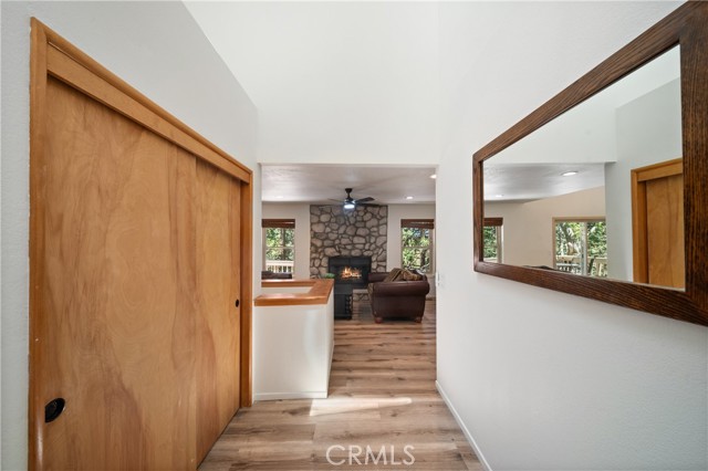 Detail Gallery Image 3 of 33 For 574 Mill Ct, Lake Arrowhead,  CA 92352 - 3 Beds | 2 Baths