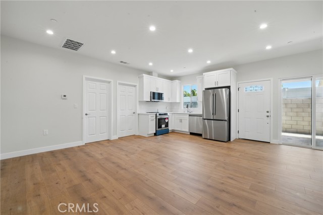 8142 Vantage Avenue, North Hollywood CA: https://media.crmls.org/medias/f9e2c660-7888-4f9a-94e3-04f3c7c228f9.jpg