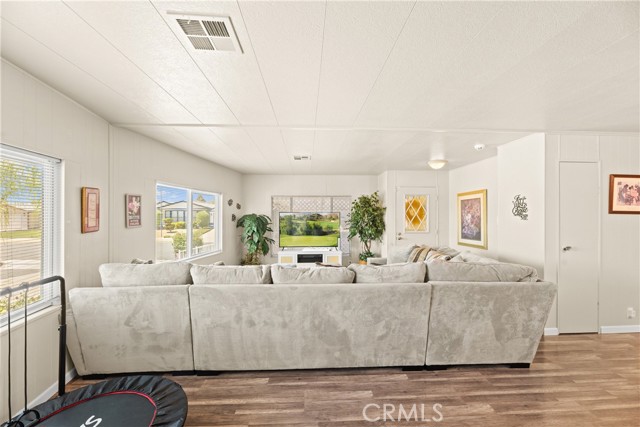 Detail Gallery Image 13 of 60 For 2964 Silver Oak Way, Hemet,  CA 92545 - 3 Beds | 2 Baths