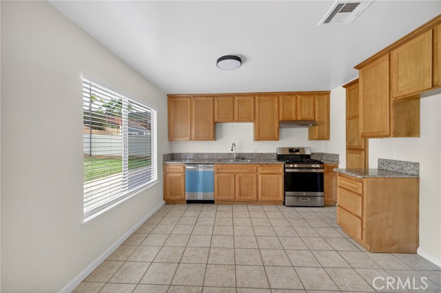 Detail Gallery Image 8 of 16 For 24404 Chippewa, Moreno Valley,  CA 92557 - 4 Beds | 2 Baths