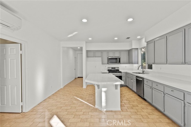 Detail Gallery Image 15 of 43 For 19914 via Joyce Dr, Saugus,  CA 91350 - 3 Beds | 2 Baths