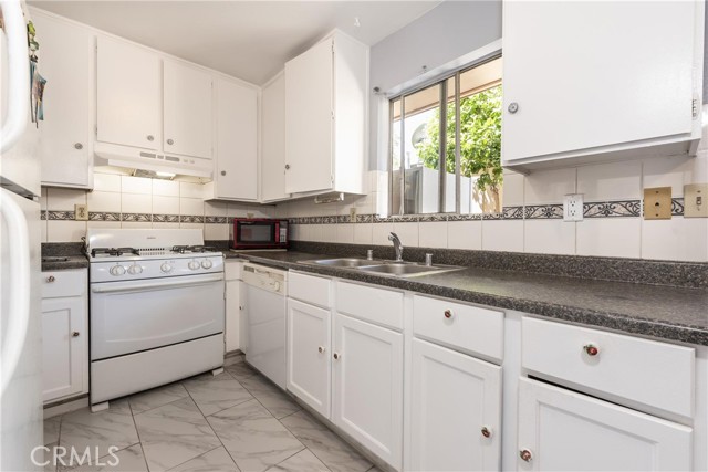 14551 Tupper Street, 27 photo 8
