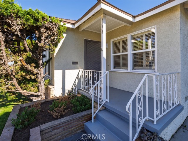 Detail Gallery Image 3 of 37 For 7024 Alverstone, Los Angeles,  CA 90045 - 3 Beds | 2 Baths