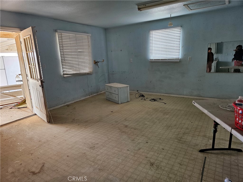 https://media.crmls.org/medias/f9e7bcca-2bfd-4846-970c-c335b361f207.jpg?preset=X-Large