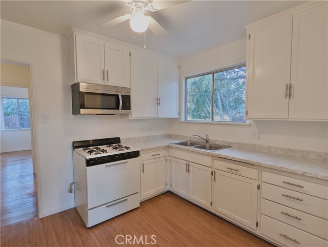 Detail Gallery Image 3 of 16 For 15239 Lorne St, Panorama City,  CA 91402 - – Beds | – Baths
