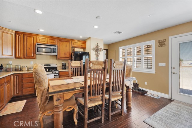 12958 Ranchero Road, Oak Hills CA: https://media.crmls.org/medias/f9eea20f-d9f2-448c-a16d-c6483d1b4a11.jpg