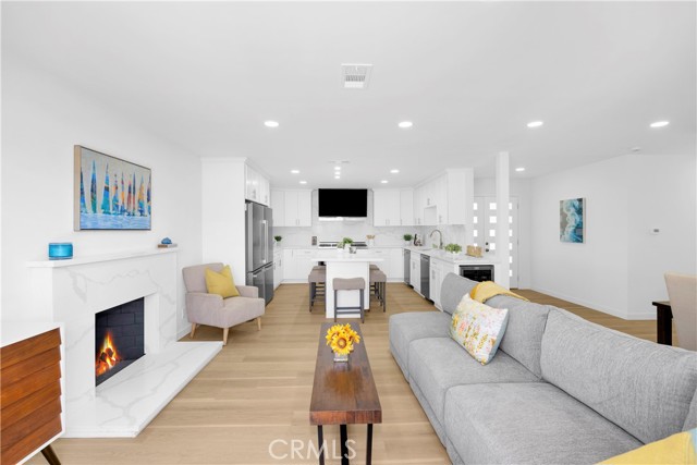 8381 E Blithedale Street, Long Beach CA: https://media.crmls.org/medias/f9f1a2a0-b657-4a41-98b3-573343594acc.jpg