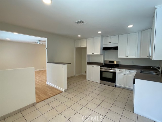 2641 Santa Ana Avenue, Costa Mesa CA: https://media.crmls.org/medias/f9f43d3b-d4e4-4808-beb1-378ab5dd417e.jpg