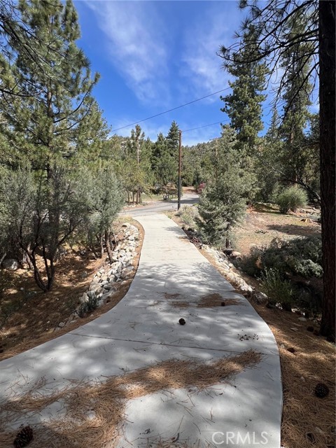 1136 Eagle Mountain Drive, Big Bear City CA: https://media.crmls.org/medias/f9fcec12-1c51-4b4d-9ff6-8406ed7d3548.jpg