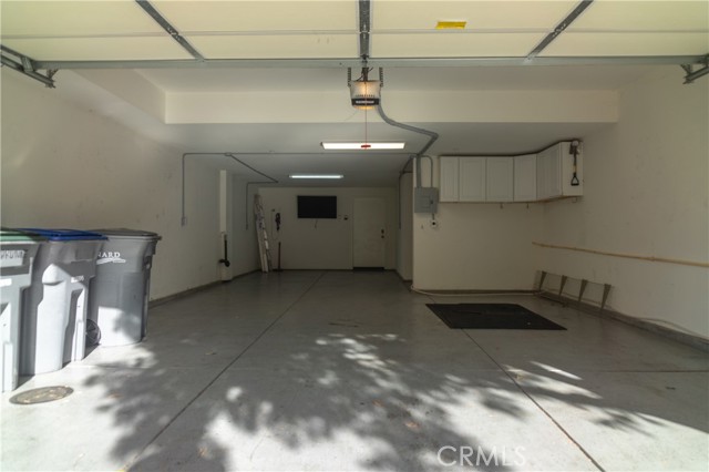 Detail Gallery Image 4 of 6 For 402 Garonne St, Oxnard,  CA 93036 - 4 Beds | 3/1 Baths