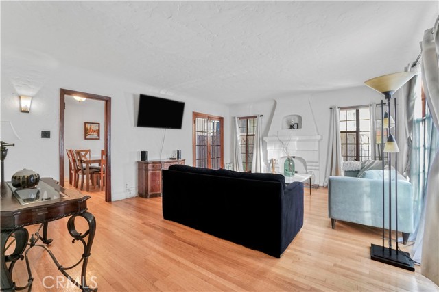102 Bonito Avenue, Long Beach CA: https://media.crmls.org/medias/fa029f59-7c11-47ce-b89e-16ef7469eb5b.jpg