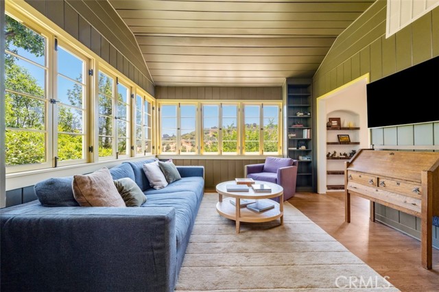 15113 Encanto Drive, Sherman Oaks CA: https://media.crmls.org/medias/fa0b4d3a-b975-4c5c-a0c8-297783dd5b87.jpg