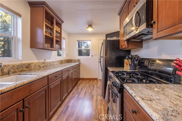 Detail Gallery Image 5 of 27 For 41617 Brownie Ln, Big Bear Lake,  CA 92315 - 4 Beds | 3 Baths