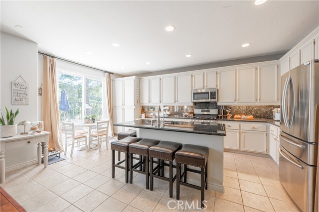 Detail Gallery Image 4 of 43 For 28692 Placerview, Saugus,  CA 91390 - 4 Beds | 3 Baths