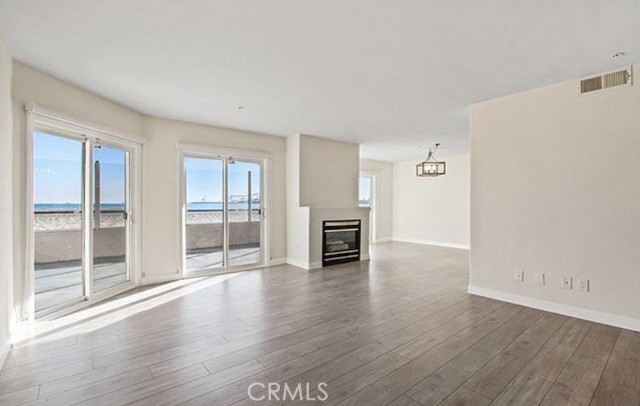 25 15th Place # 101, Long Beach, California 90802, 3 Bedrooms Bedrooms, ,2 BathroomsBathrooms,Residential,For Sale,25 15th Place # 101,CROC25040740