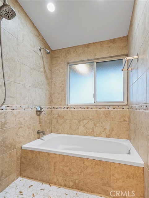 Detail Gallery Image 15 of 22 For 20324 Oxnard St, Woodland Hills,  CA 91367 - 6 Beds | 3 Baths