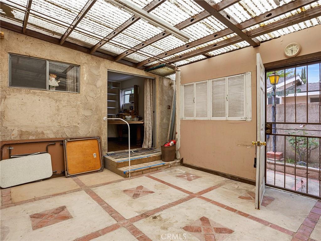 https://media.crmls.org/medias/fa221792-6eb7-4932-b7fb-39edfcac447e.jpg?preset=X-Large